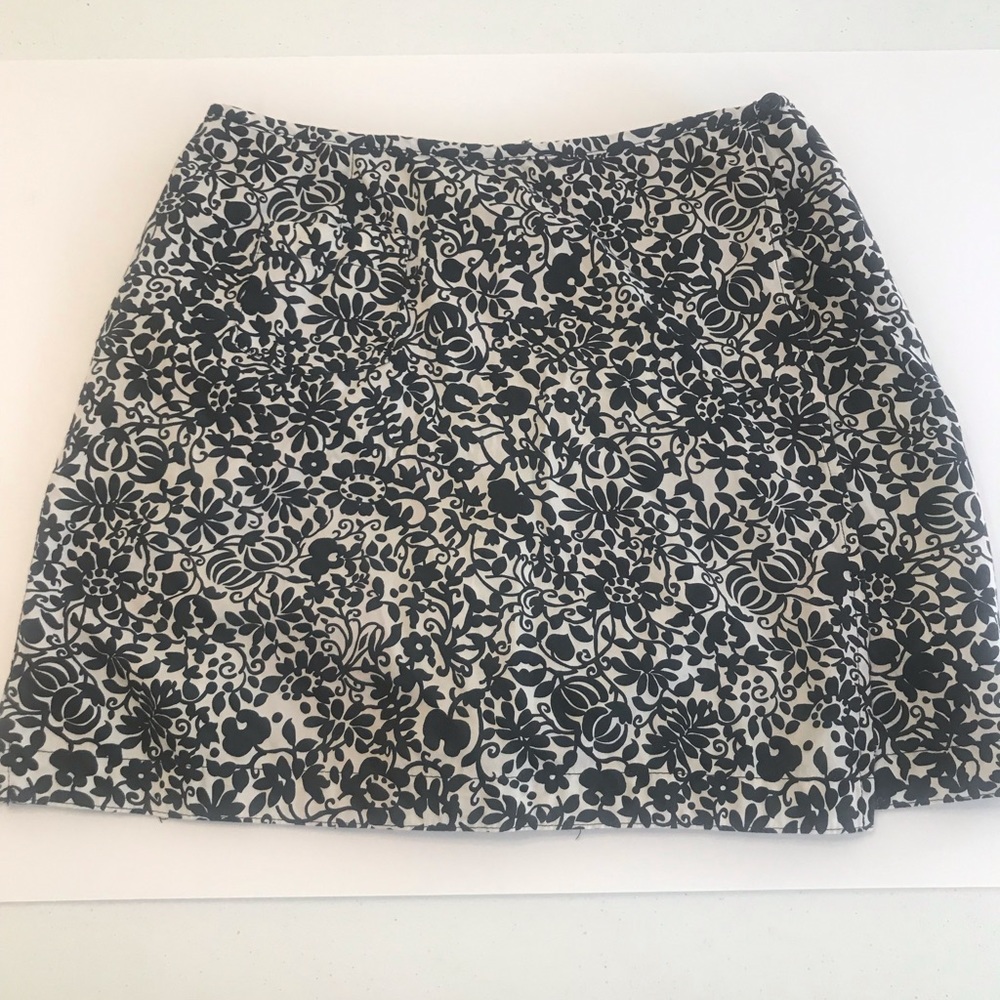 Gently worn paisley black and white mini skirt.